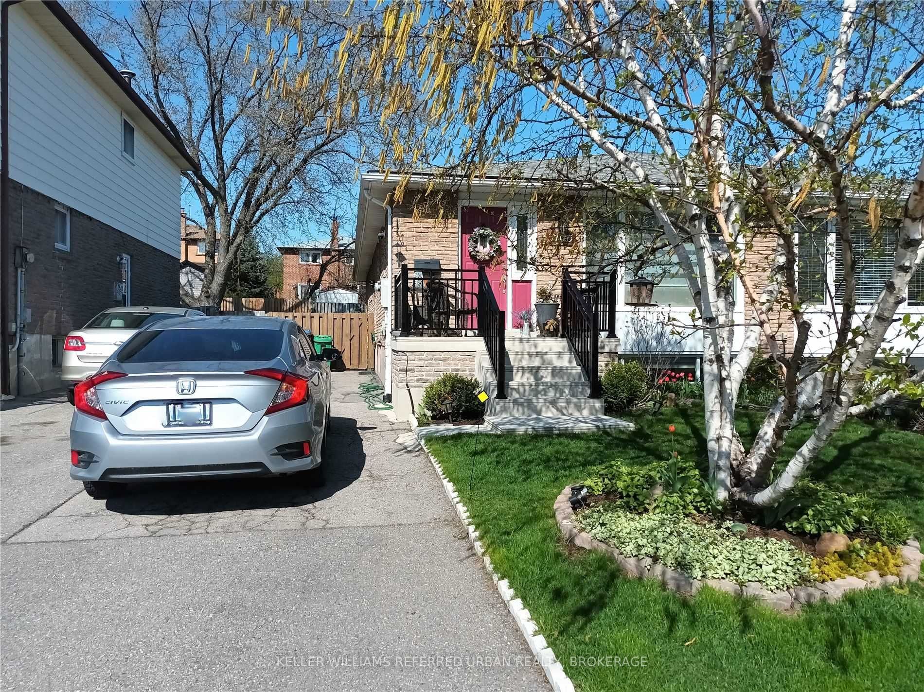 New property listed in Applewood, Mississauga